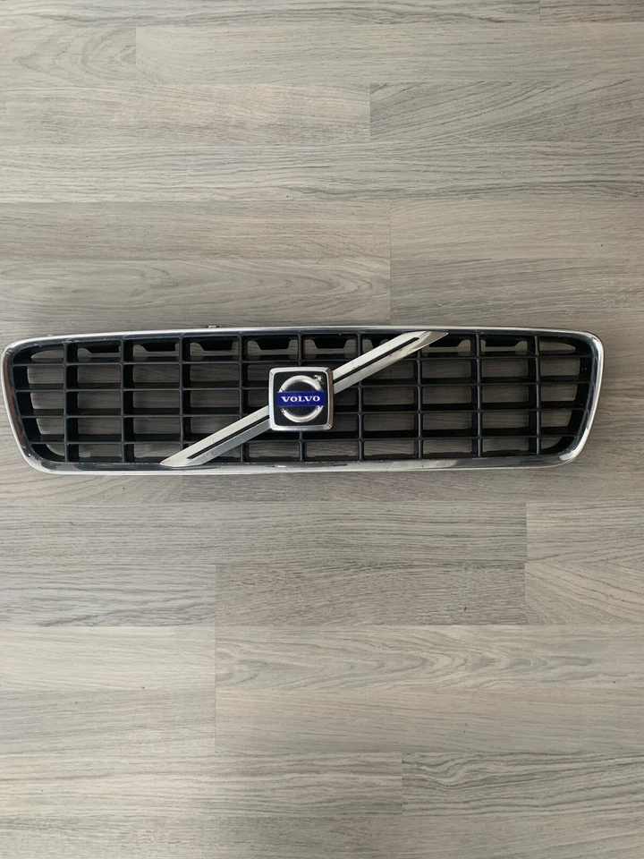 01 02 03 04 OEM Volvo S60 parrilla superior cromada con emblema  Foto 1 de 4