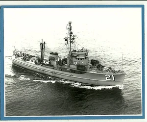USS JACKDAW AMS-21 MINE SWEEPER Steuerbord Bogenansicht schwarz-weiß Foto montiert - Bild 1 von 2