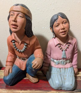 Estatuas de pareja altas sentadas de indios navajos - Sittre Ceramic Prod Inc - Imagen 1 de 9