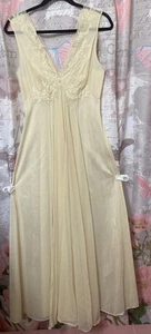 Vtg VANITY FAIR TRICOT Long Full Sweep Nightgown Lace Ivory Lace Bodice Sz 34 - Picture 1 of 14