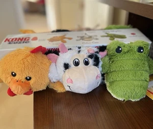 Kong Cozie Play Pack - 3er Set Huhn Kuh Alligator Hund Urlaub Geschenkset NEU - Bild 1 von 4