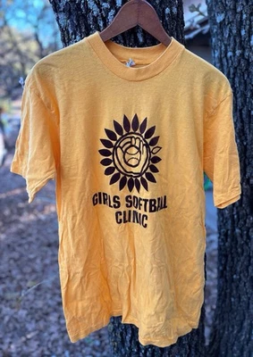 Camiseta Vintage Kansas Sunflower Girls Softball Clinic Artex Extra Grande Anos 80 - Imagem 1 de 2