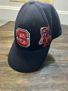 Marineblau Abschleppkappen NCAA NORTH CAROLINA STATE WOLFPACK NC ROT PASSEND MÜTZE Einheitsgröße passt - Bild 1 von 4