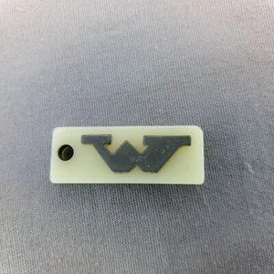 "Ciondolo Tab ""W"" 1,5""x 5/8" - Foto 1 di 1