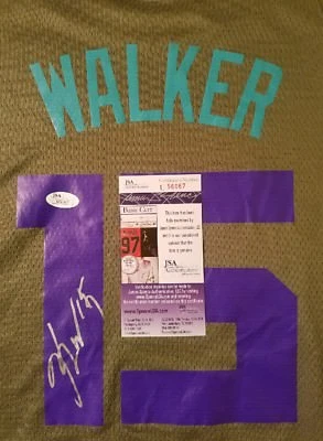 Camiseta deportiva firmada por Kemba Walker (Hornets) Salute To Service talla XL en persona. JSA  Foto 1 de 3