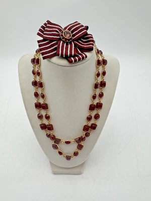 COLAR E BROCHE DE FITA TALBOTS TOM DOURADO FIO DUPLO BORGONHA PEDRA FALSA - Imagem 1 de 4