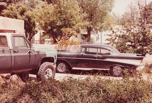 1957 Chevrolet Bel Air 2-Türer schwarz geparkt neben angehobenem Chevy LKW 4x6 Foto - Bild 1 von 1