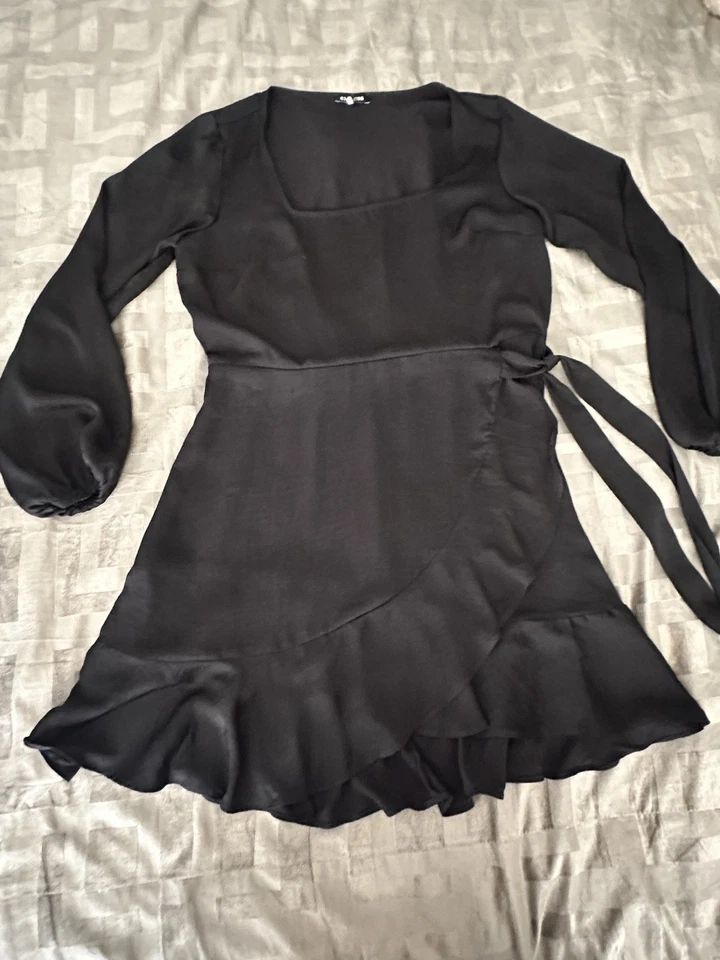 Vestido Express para mujer grande negro envolvente con volantes dobladillo manga larga cuello cuadrado Foto 1 de 4