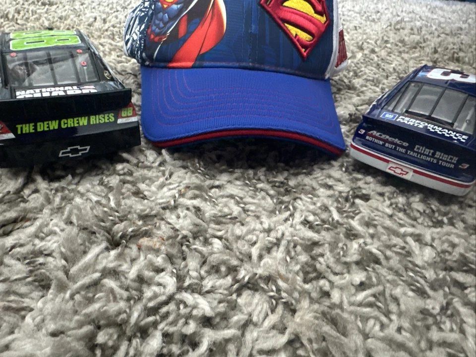 DALE WONHARDT JR EL CABALLERO OSCURO PELÍCULA BATMAN CAR Y NUEVA GORRA SUPERMAN NASCAR PIT Foto 1 de 4