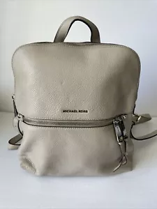Bolso Mochila Michael Kors Rhea Cremallera Mediano Delgado Cuero Gris Plata Color Raro - Imagen 1 de 13