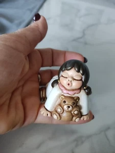 Mädchen liegend Thun mit Bärchen Thun Mädchen - Bild 1 von 4