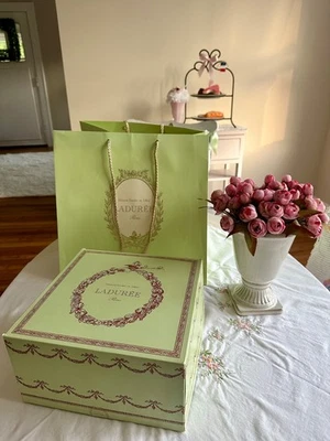 Auténtica bolsa de compras de papel Ladurée Paris para pastel 14" X 14" X 14" Foto 1 de 4