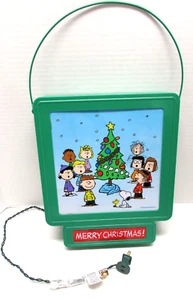 Peanuts Worldwide Charlie Brown Snoopy Gang Iluminar Feliz Navidad Caja Colgante - Imagen 1 de 14