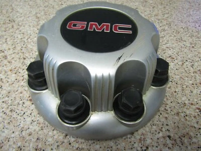 1999 - 2010 GMC Sierra Yukon 2500 SILVER CENTER CAP   15006332 - Imagem 1 de 4