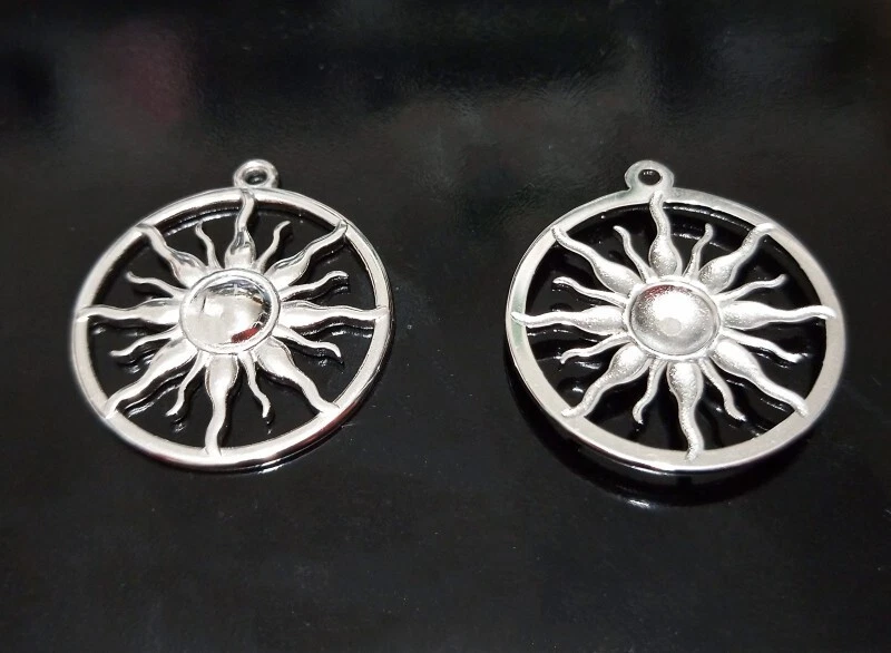 2pz ciondolo rotondo sole  in acciaio inox 26,5x24mm colore argento scuro - Immagine 1 di 1