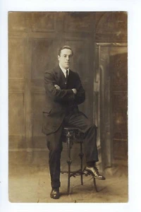 Mann im Anzug Portrait RPPC Postkarte H.T. Sloane von F.S. Bane Studio Rochdale - Bild 1 von 2