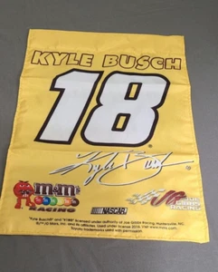 Kyle Busch Gartenflagge 2-seitig NASCAR #18 neu in Verpackung - Bild 1 von 3