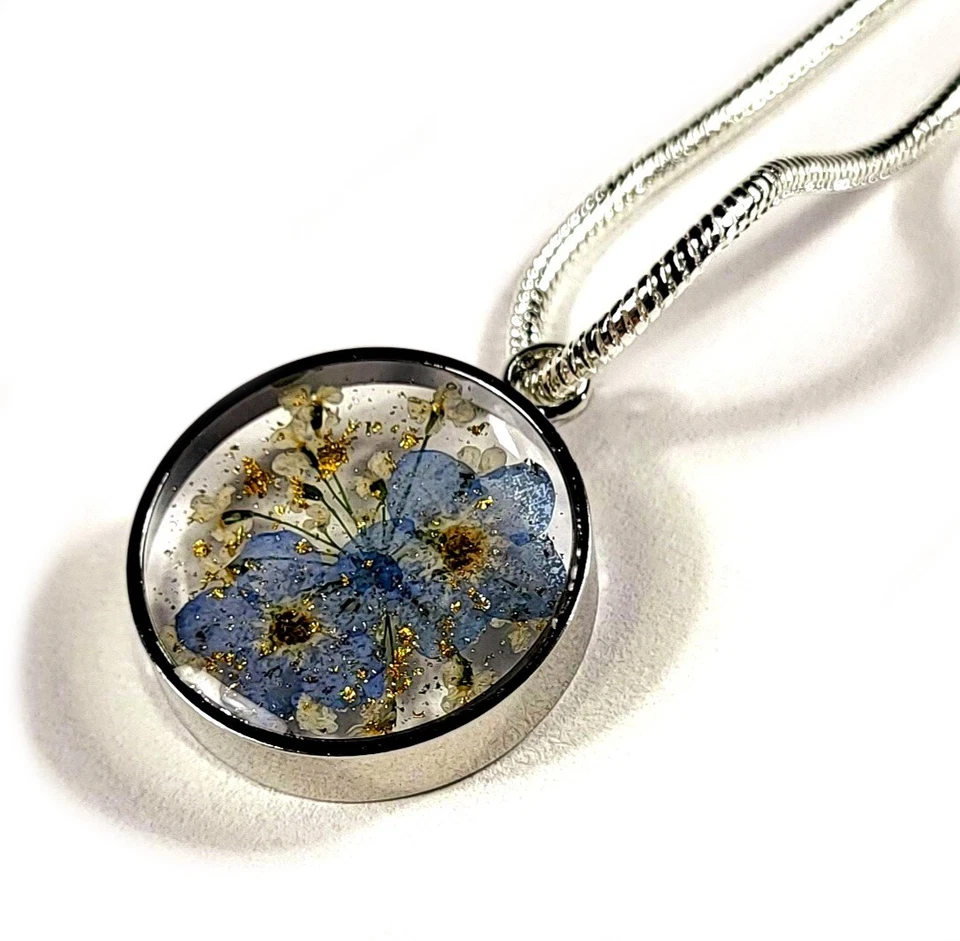 Real Forget-Me-Not Flower 22 毫米透明 Lucite 树脂吊坠 + 18 英寸链条 + 盒子 — 第 1/1 张图片