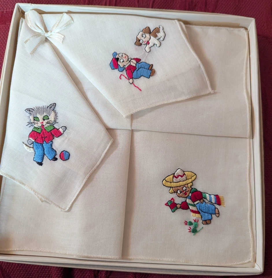 CONJUNTO ADORÁVEL DE TRÊS LENÇÓIS INFANTIS BORDADOS VINTAGE NOVO NA CAIXA - Imagem 1 de 1