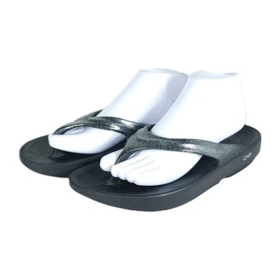 Sandalias chanclas Oofos para mujer OOLALA US 10 plateadas brillantes sin cordones Foto 1 de 4