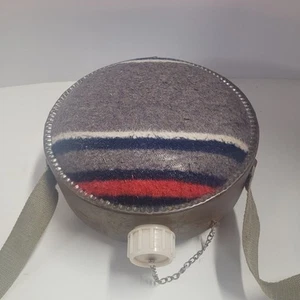 Western style canteen, metal with a wool cover - Picture 1 of 7