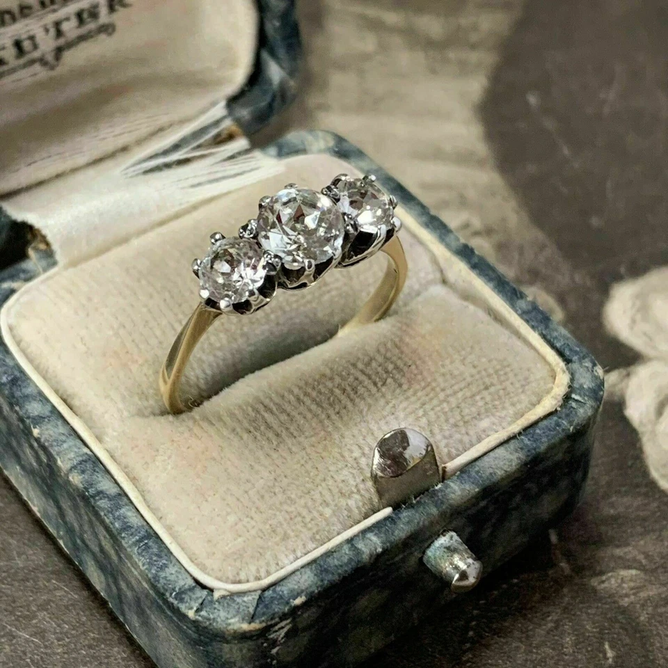 Alianza de tres piedras con diamantes de corte redondo de 2,50 quilates acabado en oro amarillo de 14 quilates talla 7 Foto 1 de 1