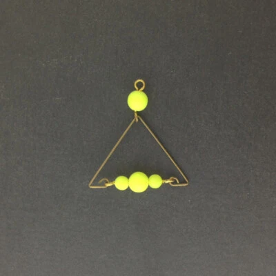 Triángulo de latón crudo con colgante de cuentas amarillo neón pnd168A Foto 1 de 2