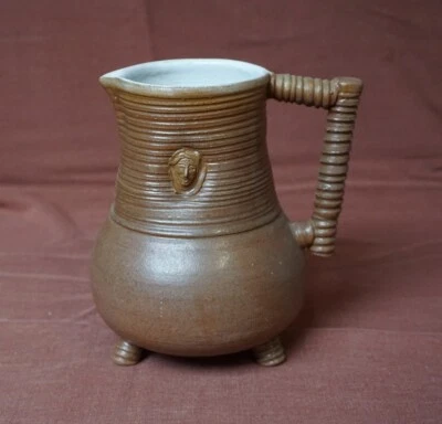 Fuß - Krug Keramik 0,9l mit Narren - Prägung IDEAL Mittelalter Reeanactment Larp - Bild 1 von 3