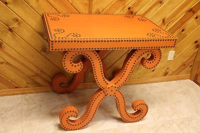   Mesa naranja de colores brillantes estilo mediterráneo  Foto 1 de 4