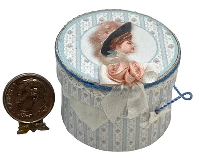 Sombrero victoriano artesanal 1:12 caja y sombrero casa de muñecas decoración en miniatura Foto 1 de 4