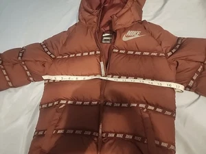Nike Sportswear Daunen gefütterte Jacke mit durchgehendem Reißverschluss Jugend Größe Small CU9154-624 burgunderrot - Bild 1 von 10