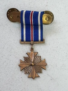 Vintage US Military Distinguished Flying Cross Medal Pin United States Original - Picture 1 of 5