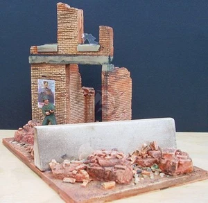 Dioramen Plus 1/35 ""Letzter Ständer"" zerstörter Bauabschnitt mit Barriere (mit Sockel) DP14 - Bild 1 von 1