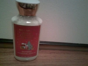 Loción corporal ""Jolly Gingerbread Village"" Bath & Body Works 8 oz - Imagen 1 de 2
