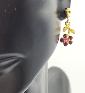 Moderno Pequeño Delicado Flor con Púrpura Rosa Estrás Gota Tono Dorado Pendientes - Imagen 1 de 20