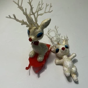 2 Rentier Schlitten Ornament weiß funkelnd Glitzer Vintage rote Schleife blaue Augen Bock - Bild 1 von 10