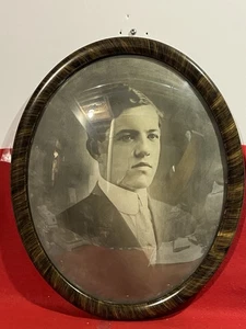 Antiker Holzrahmen oval Männerportrait mit abgeschrägtem Glas  - Bild 1 von 3