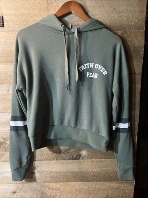 Женский пуловер Rue 21 укороченный зеленый S с капюшоном длинным рукавом Faith Over Fear - Изображение 1 из 4