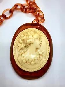 Estate Victorian Revival Cameo Pendant Apple Juice Bakelite Molded Celluloid - Bild 1 von 6