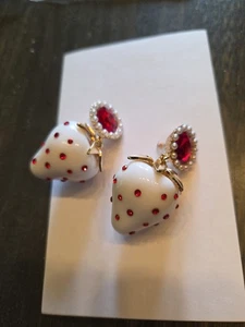 Betsey Johnson White Strawberry Red Crystal Faux Pearl Dangle Earrings - Bild 1 von 3