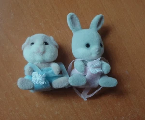 Calico Critters/Sylvanian Families - Cottontail Grey Bunny Baby, Paden Meerschweinchen - Bild 1 von 4