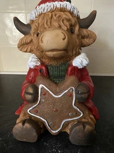 Estatuilla grande de cerámica con adorno LED de vaca Highland de Navidad 31 cm pesada - Imagen 1 de 13