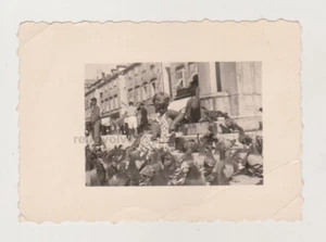 Hübsches süßes junges Mädchen füttert die Tauben ungewöhnlicher Schnappschuss Vintage Foto - Bild 1 von 7