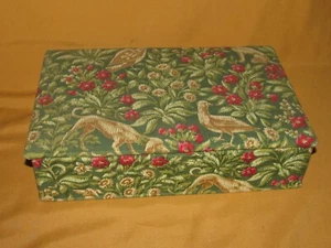 Boite ancienne en tissu boite couture mouchoirs à décor floral oiseaux et chien - Imagen 1 de 6