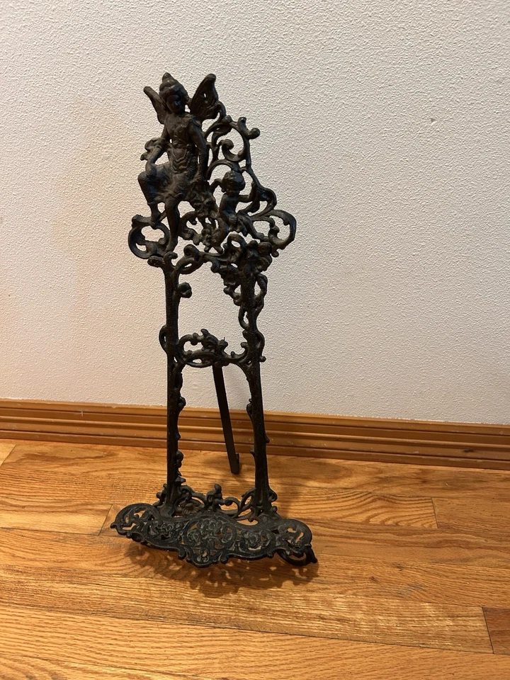 Caballete de mesa de querubín adornado de hierro fundido de la época victoriana - Expositor de boda Foto 1 de 4