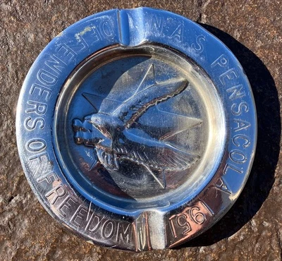 Cenicero de aluminio Estación Aérea Naval Pensacola FL 1951 Defensores de la Libertad Foto 1 de 3