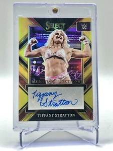 2023 WWE Select Tiffany Stratton Signature Selections Gold Auto 06/10 #SL-TST - Bild 1 von 2