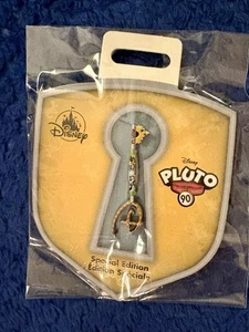 Parchi Disney - 90° Anniversario di Plutone - Edizione Speciale - Spilla Chiave su Card - Foto 1 di 2