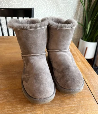 Botas grises UGG Bailey Bow II para mujer talla 8 Foto 1 de 4