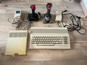 Commodore C64 Retro Computer + FloppyDrive 1541 II Diskettenlaufwerk 2 Joysticks - Bild 1 von 16